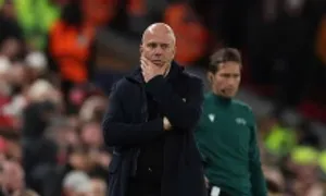 Carragher: 'Slot chỉ có một tuần để giữ ghế HLV Liverpool'